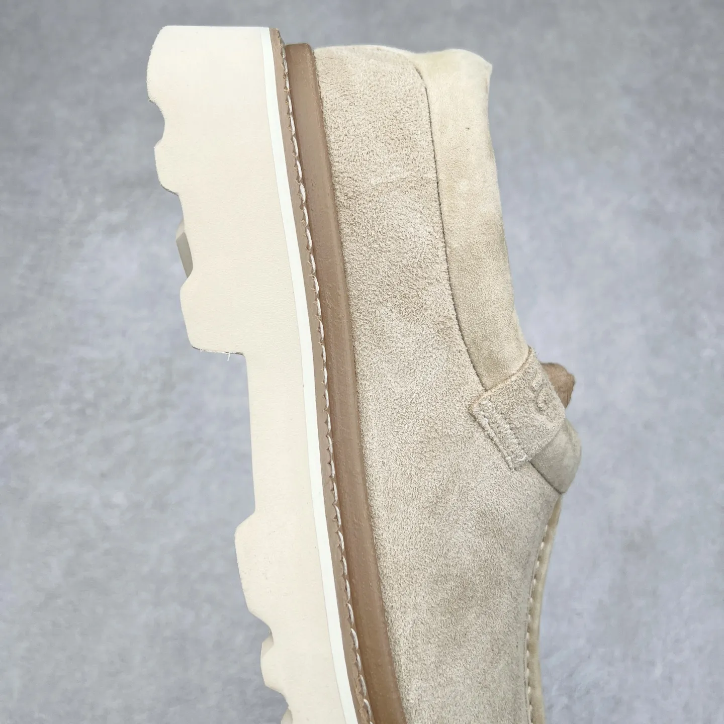 Pick up locally 💰600 UGG 6913 Tasman Lug suede round toe lightweight low-top lifestyle casual shoes. All shoes are made from the same factory as ZP. Longfeng A-grade Australian imported sheepskin and wool are integrated. Brand OEM production line fully follows the ZP process. OEM original pattern maker adheres to the principle of no original shoes and no development selection. Pay attention to every detail. The most authentic version on the market TREADLITE "Light Wing" technology outsole Lightweight/durable/flexible/pile size: 40 41 42 43 44 Coding: yby2936060